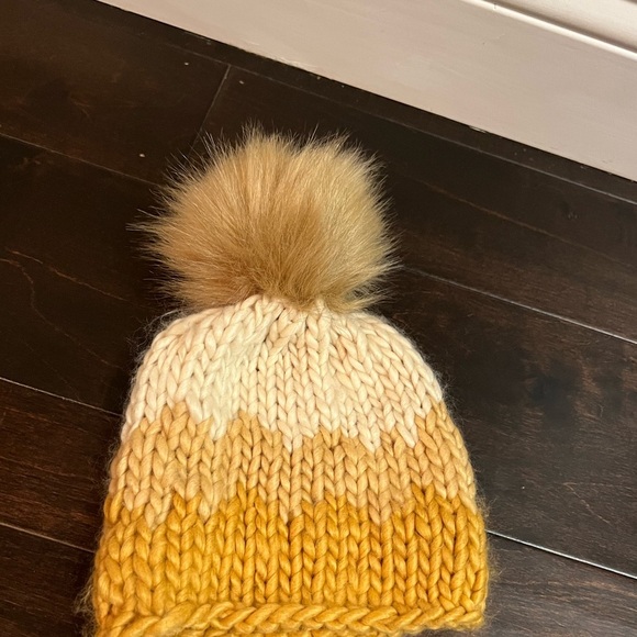 Shiraleah Chicago Pom beanie - Picture 1 of 5